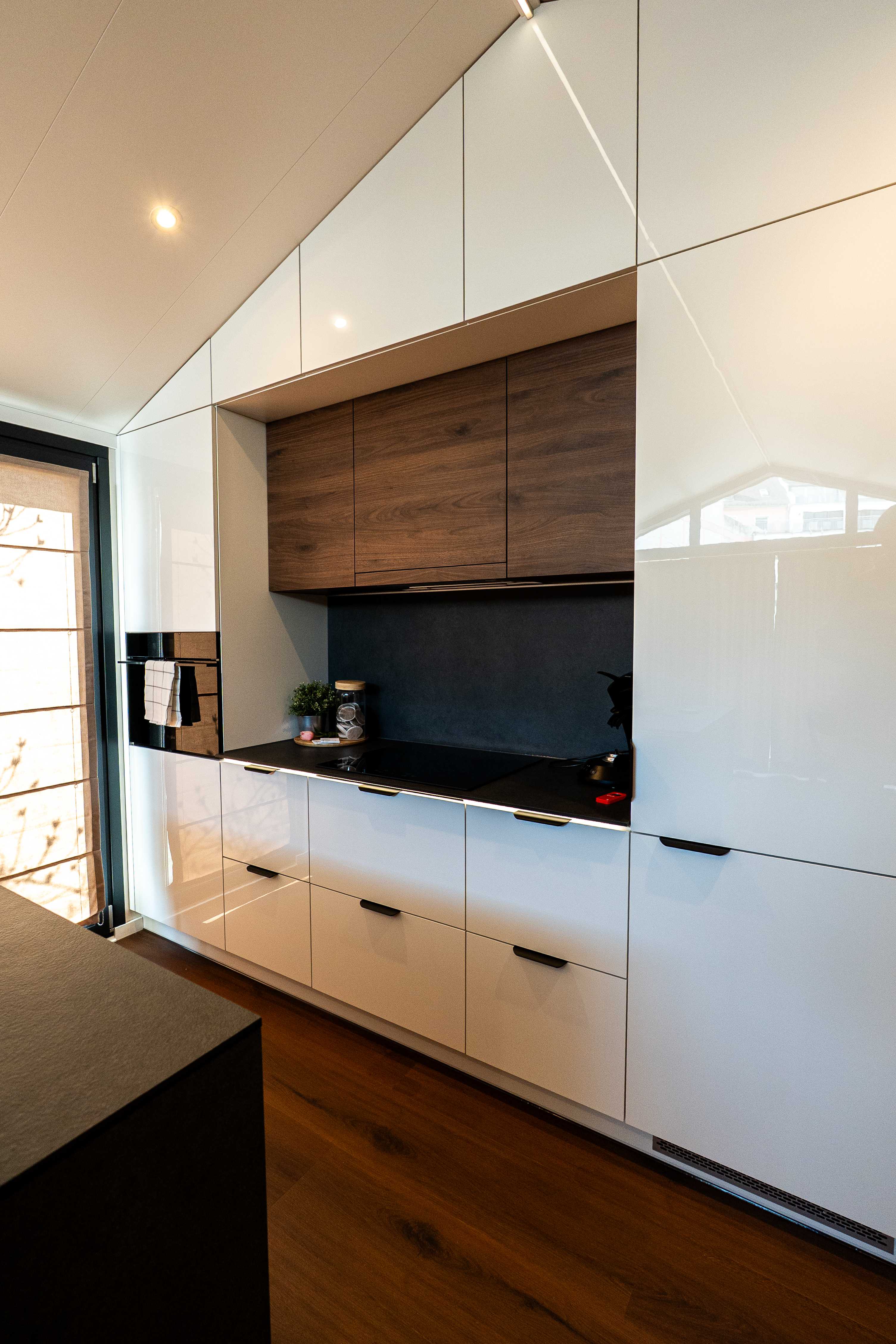 Moderne Einbauküche mit Holzfronten in einem Tiny House