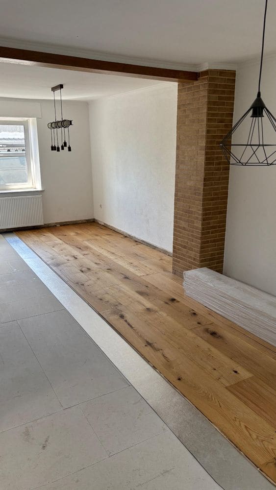 Neu verlegtes Parkett in einem sanierten Wohnraum