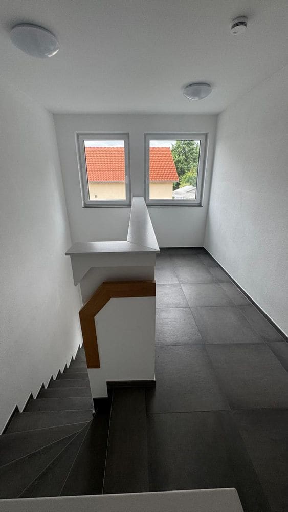 Sorgfältig saniertes Treppenhaus mit neuen Fenstern