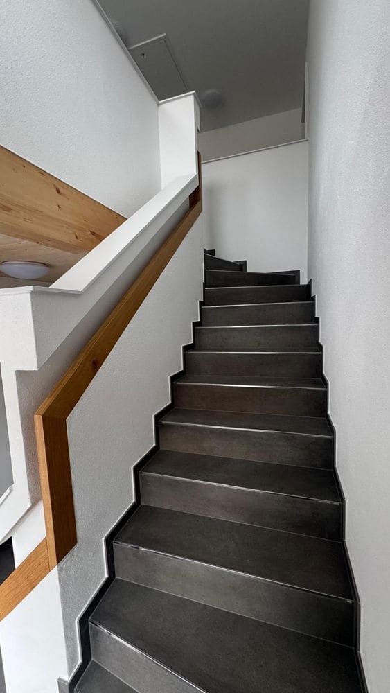 Saniertes Treppenhaus mit neuem Handlauf