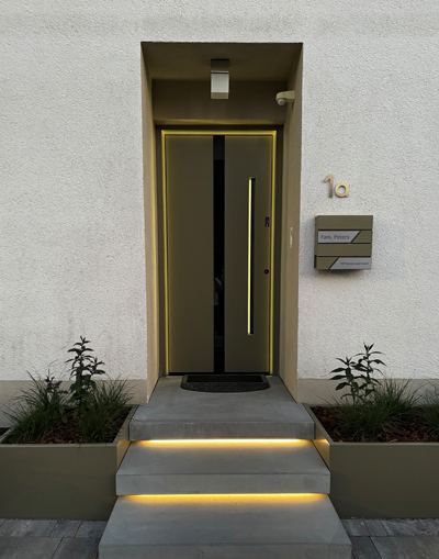 Moderne Haustür mit LED-Beleuchtung nachher