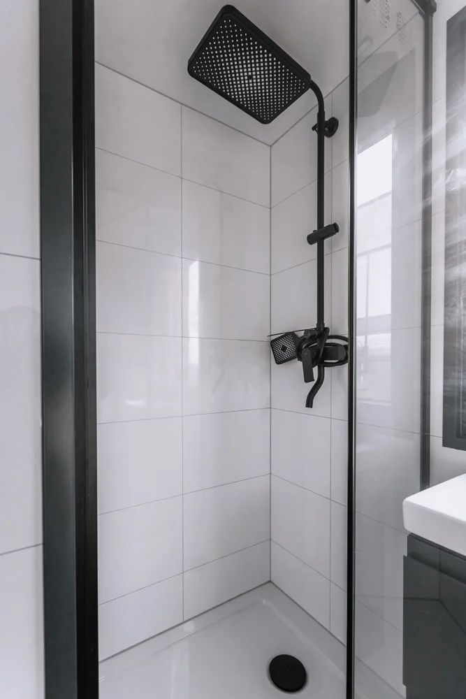 Modernes Badezimmer mit Dusche im Tiny House