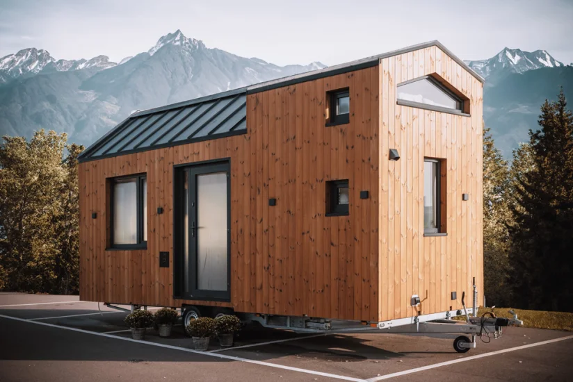 Tiny House vor einer Bergkulisse