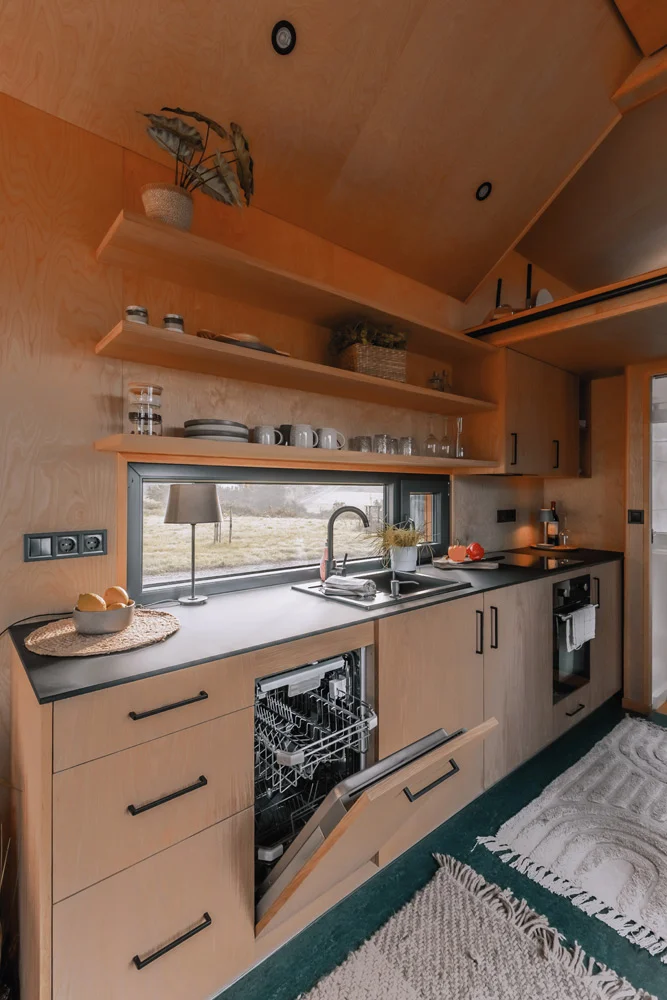 Küche im Innenraum eines Tiny House