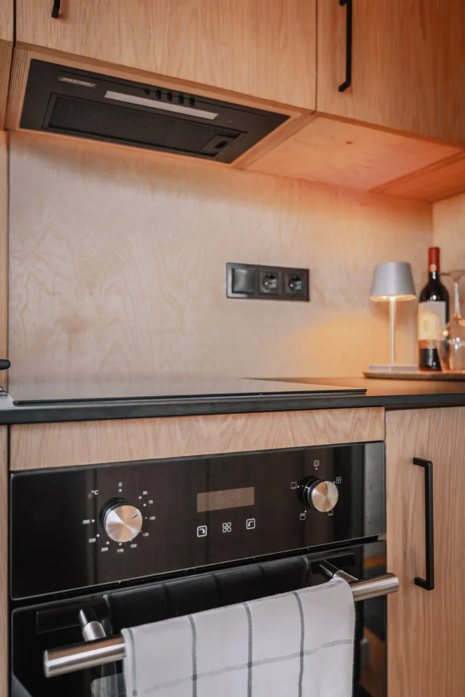 Küchenzeile mit Backofen im Tiny House